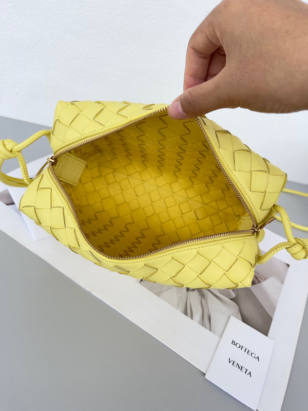 bo*te*ga Ve*ne*ta small loop camera bag