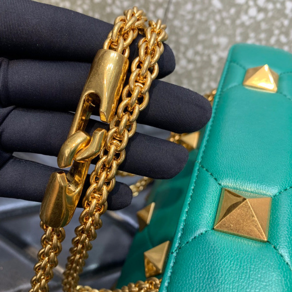 VALENTINO ONLINE EXCLUSIVE SMALL ROMAN STUD THE SHOULDER BAG WITH CHAIN