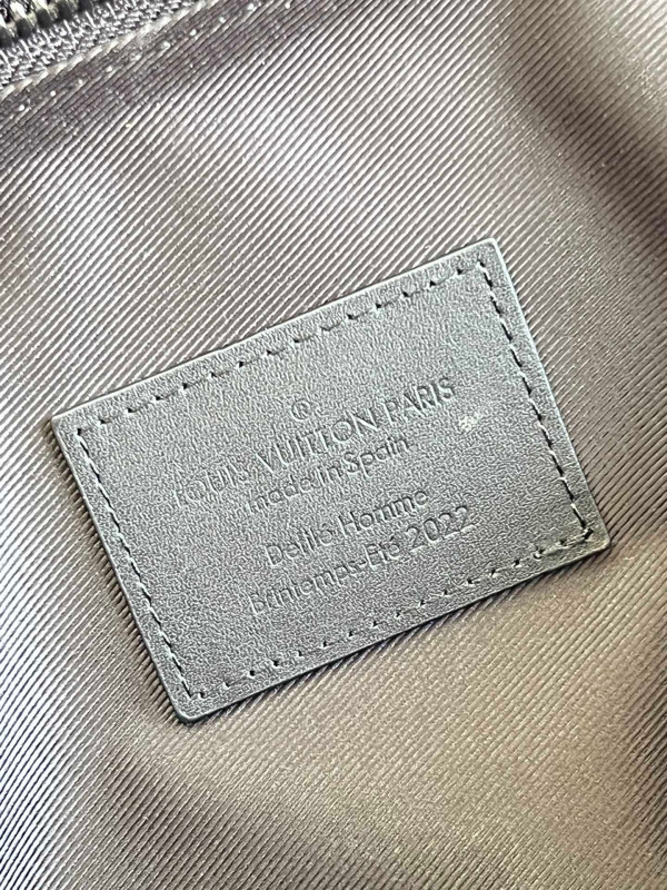 l0*is V*t0n handle soft trunk