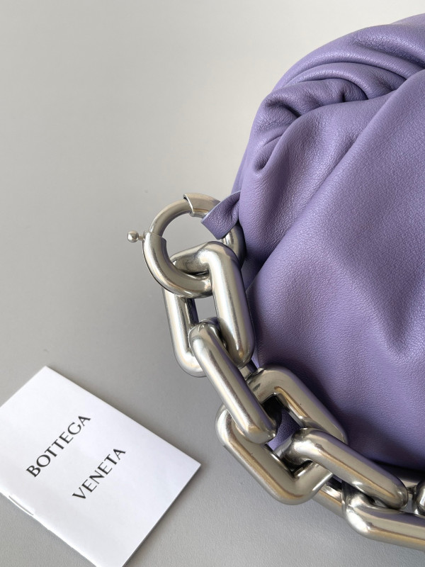 bo*te*ga Ve*ne*ta the chain pouch