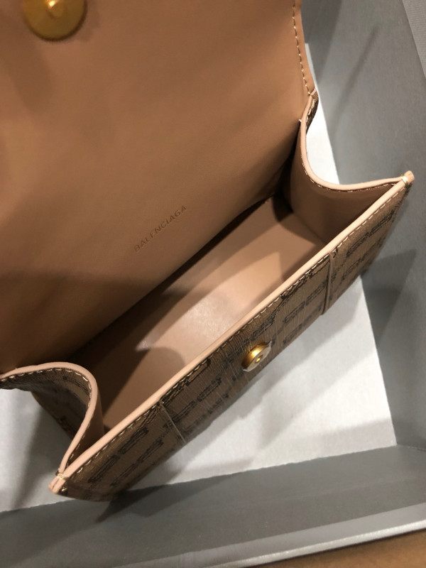 Ba*len*cia*ga hourglass