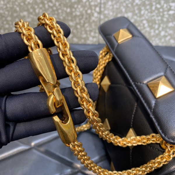 VALENTINO ONLINE EXCLUSIVE SMALL ROMAN STUD THE SHOULDER BAG WITH CHAIN