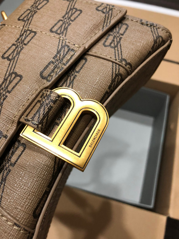 Ba*len*cia*ga hourglass