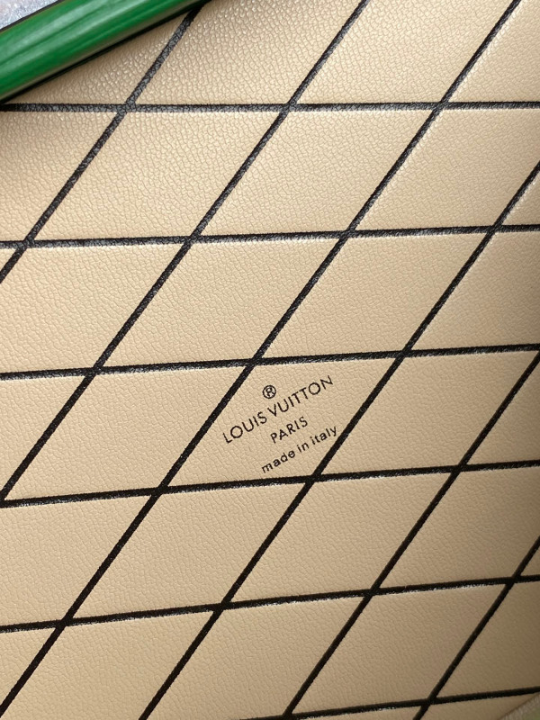 l0*is V*t0n petite malle