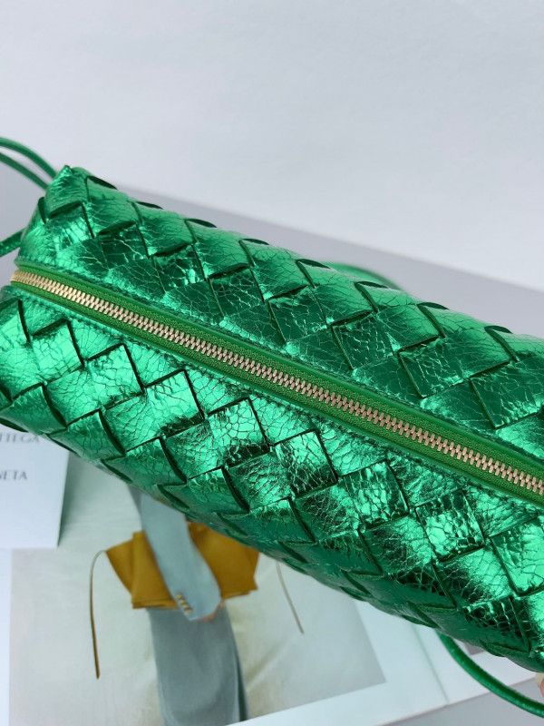 bo*te*ga Ve*ne*ta small loop camera bag