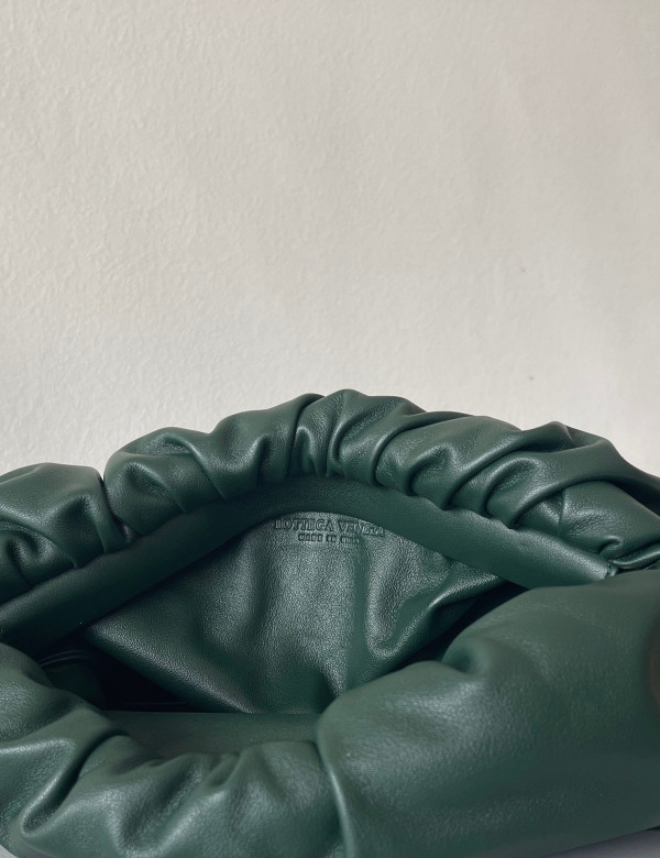 bo*te*ga Ve*ne*ta the chain pouch