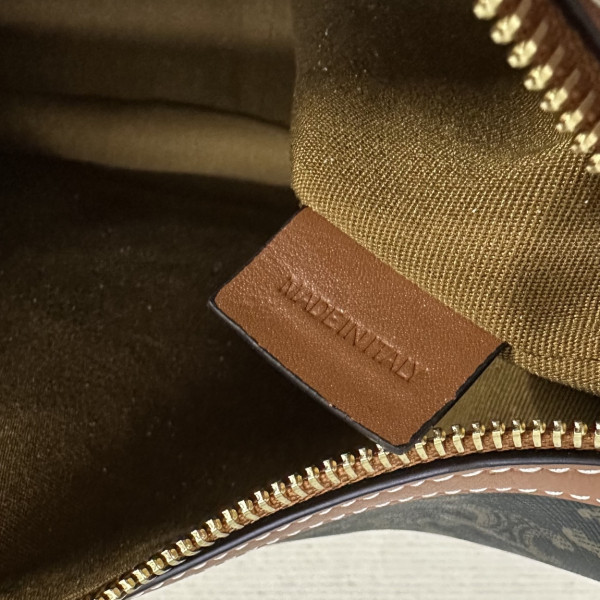 celin* heloise cuir triomphe bag in S*pple calfskin