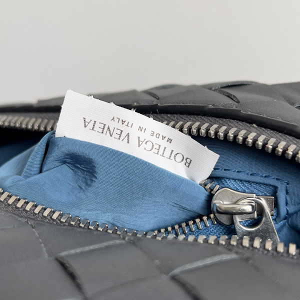 bo*te*ga Ve*ne*ta  intrecciato leather wallet-on-strap