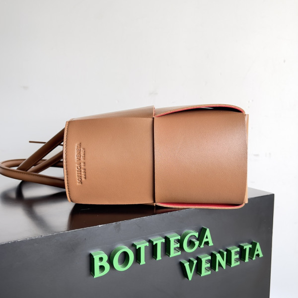 bo*te*ga Ve*ne*ta small arco tote bag