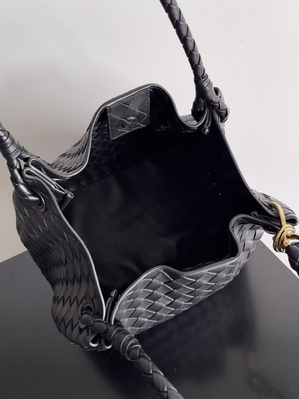 bo*te*ga Ve*ne*ta andiamo parachute large shoulder bag