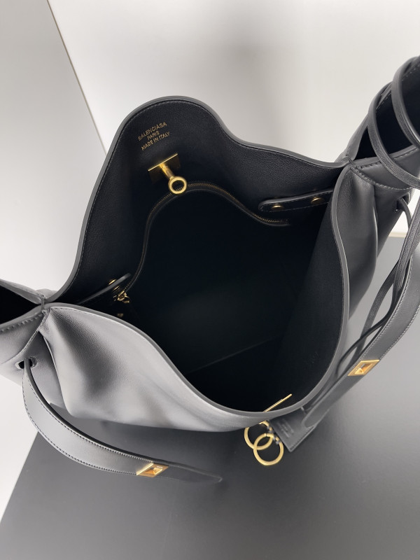 Ba*len*cia*ga bel air large hobo bag