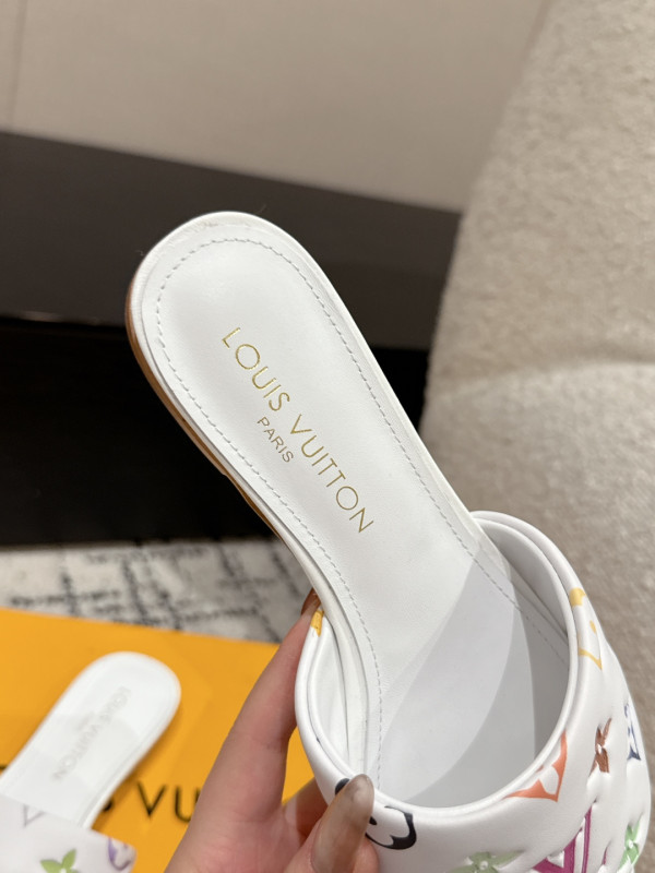 l0*is V*t0n slippers