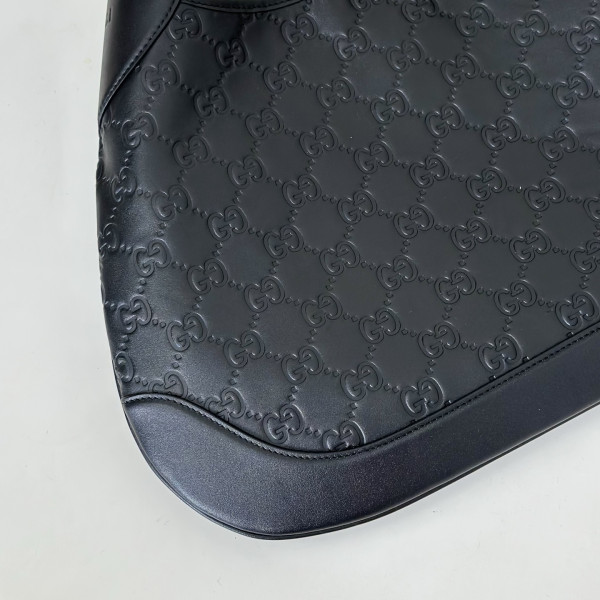 G*u*i b medium shoulder bag