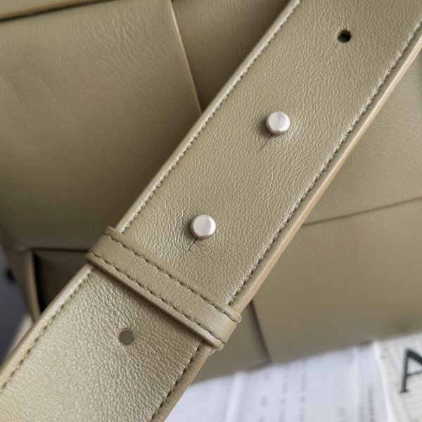 bo*te*ga Ve*ne*ta  arco camera bag -28*18*9cm